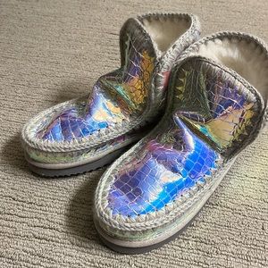 MOU Moon Boots, size 9